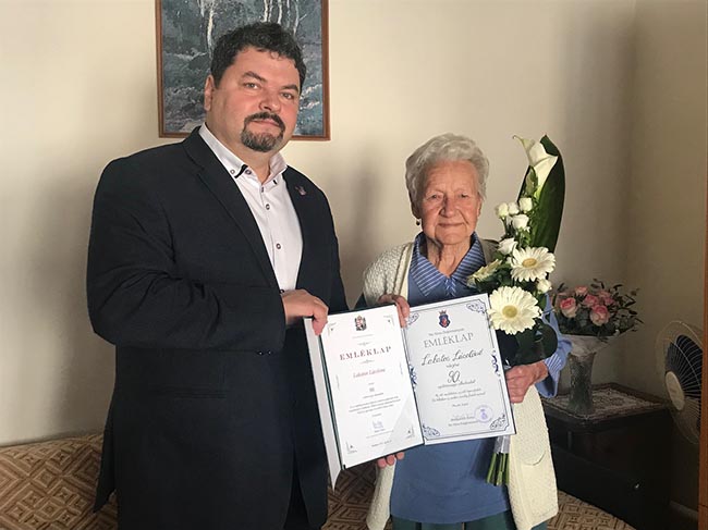 A 90 éves Lakatos Lászlónét köszöntötte a város