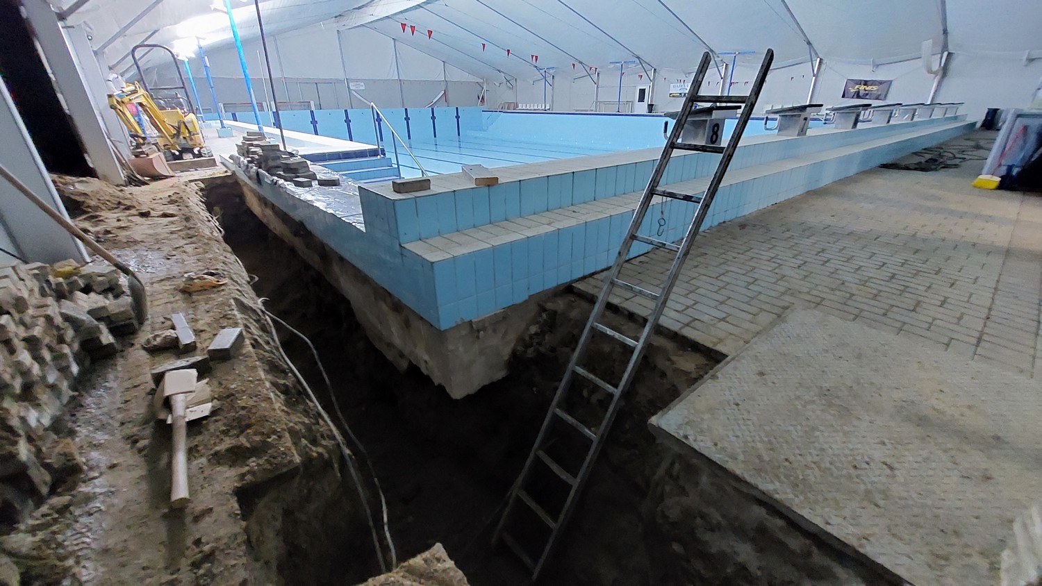 Gőzerővel javítják a váci strand medencéjét