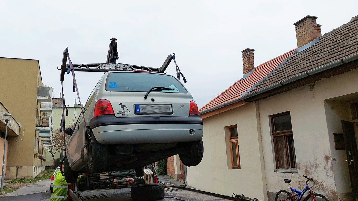 Újabb négy elhagyott járművet szállítottak el Vácról