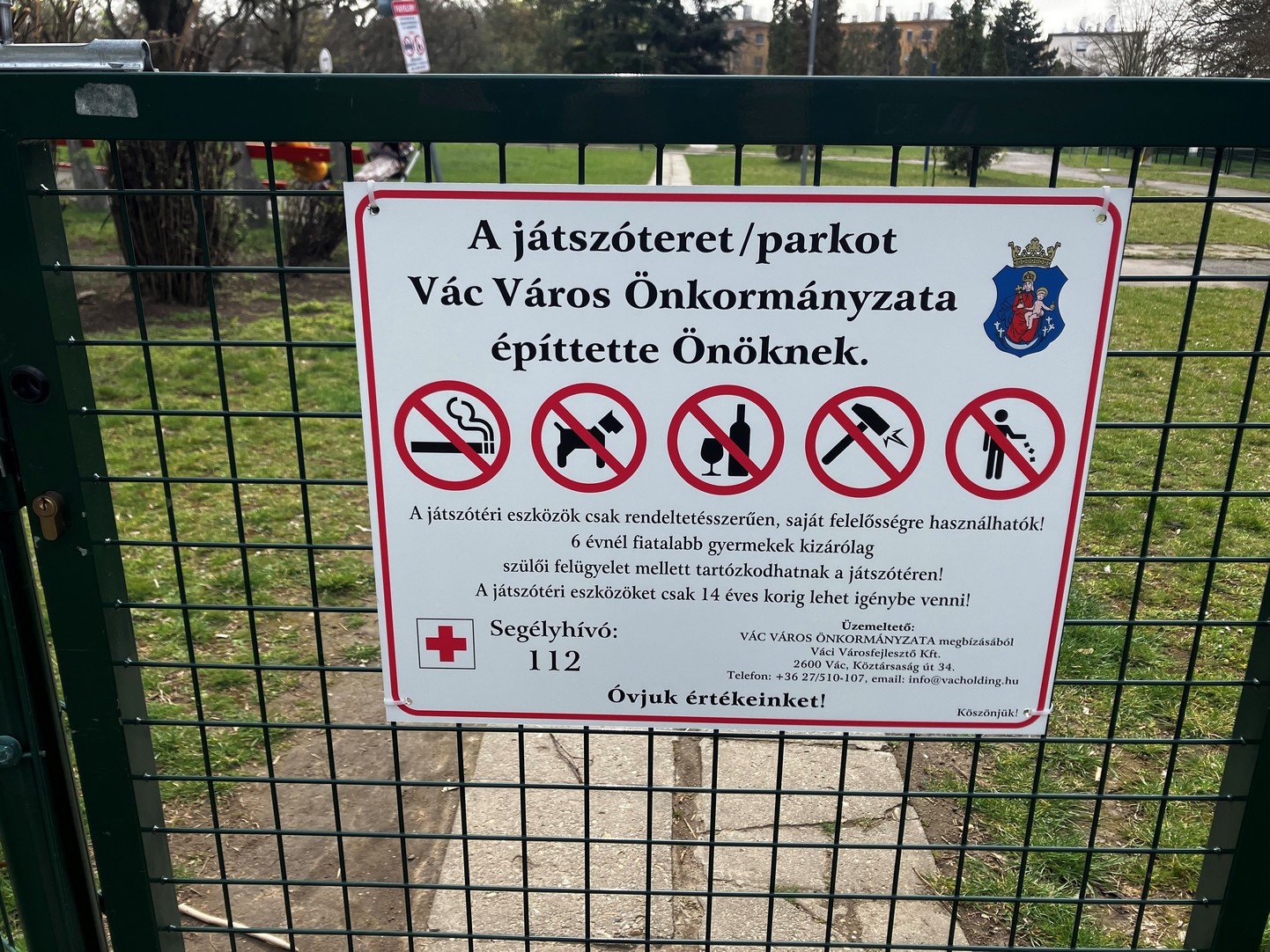 Új tájékoztató táblák a parkokban, játszótereken