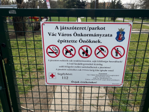 Új tájékoztató táblák a parkokban, játszótereken