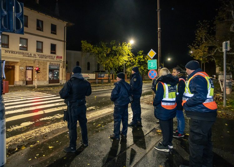 Együtt járőröznek a közterület-felügyelők és a polgárőrök a váci rendőrökkel