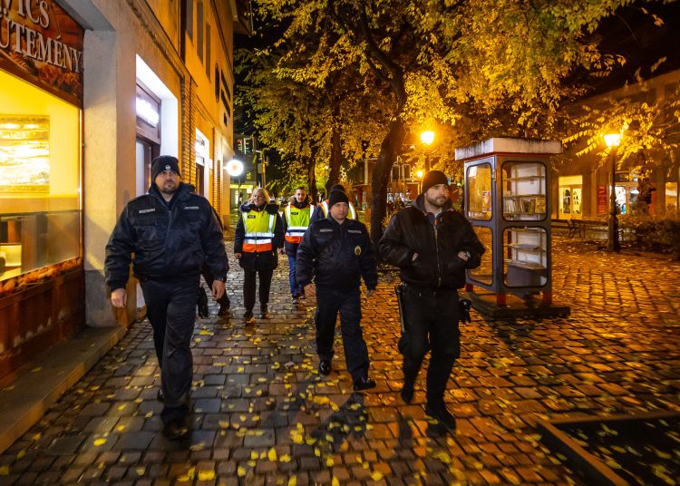 Együtt járőröznek a közterület-felügyelők és a polgárőrök a váci rendőrökkel
