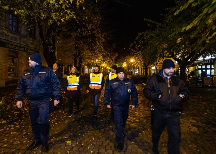 Együtt járőröznek a közterület-felügyelők és a polgárőrök a váci rendőrökkel