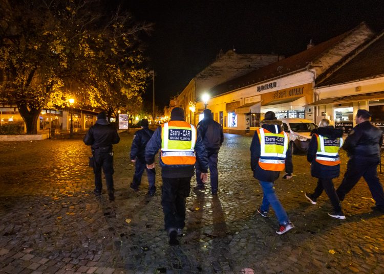 Együtt járőröznek a közterület-felügyelők és a polgárőrök a váci rendőrökkel