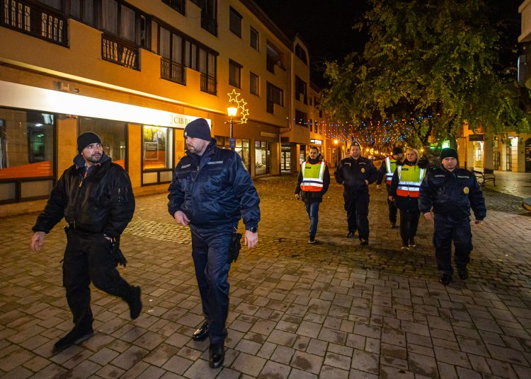 Együtt járőröznek a közterület-felügyelők és a polgárőrök a váci rendőrökkel