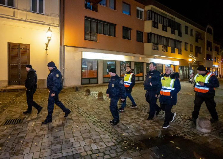 Együtt járőröznek a közterület-felügyelők és a polgárőrök a váci rendőrökkel