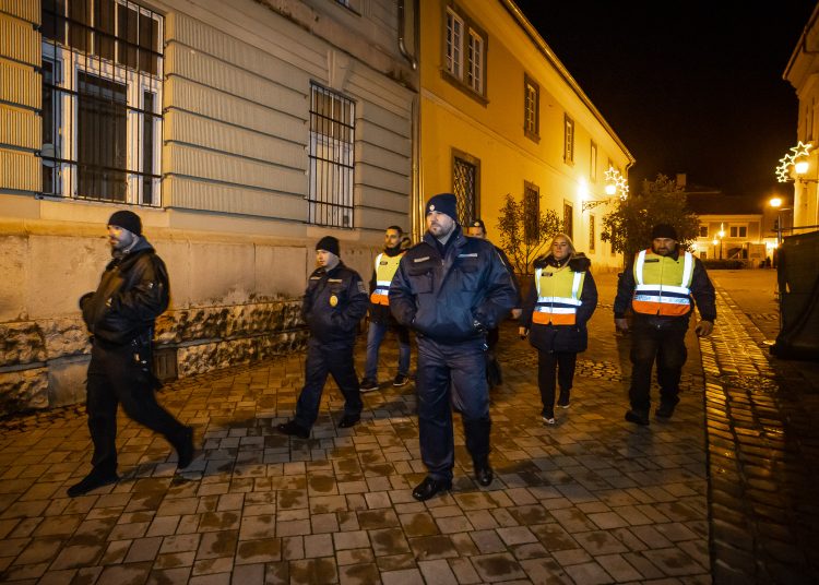 Együtt járőröznek a közterület-felügyelők és a polgárőrök a váci rendőrökkel