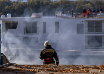 Lángoló hajó a Dunán