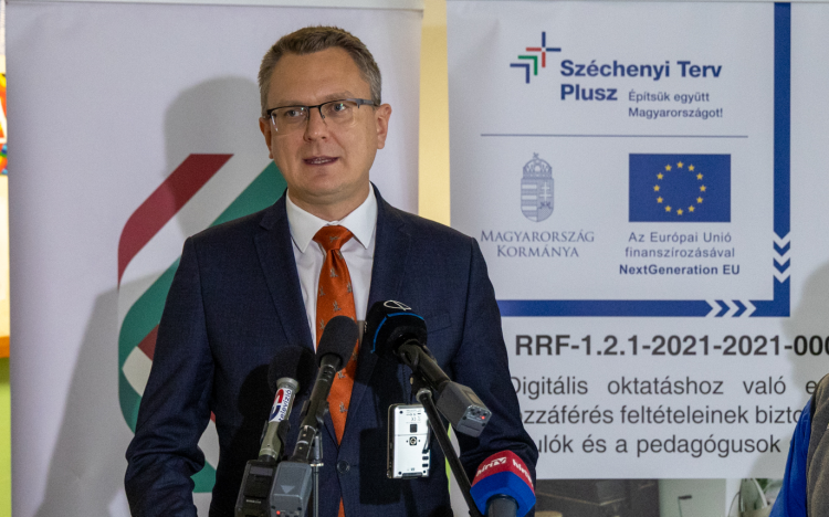 Rétvári: “A kormány azt szeretné, ha a magyar oktatás adná a legmodernebb tudást Európában”