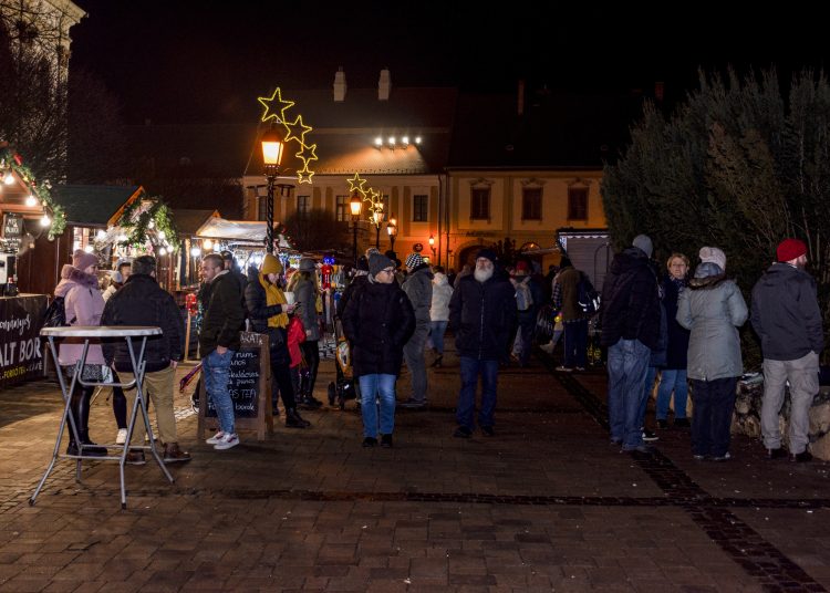 Szilveszter Vácon: tömeggel és jó hangulattal búcsúzott az óév