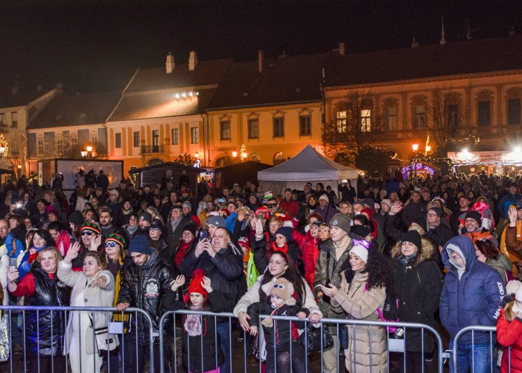 Szilveszter Vácon: tömeggel és jó hangulattal búcsúzott az óév