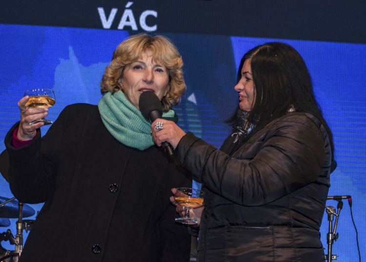 Szilveszter Vácon: tömeggel és jó hangulattal búcsúzott az óév