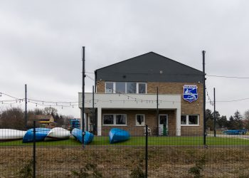 Tovább épülne a Duna-parti csónakház: lakossági véleményeztetés elé hozta a polgármester a projektet