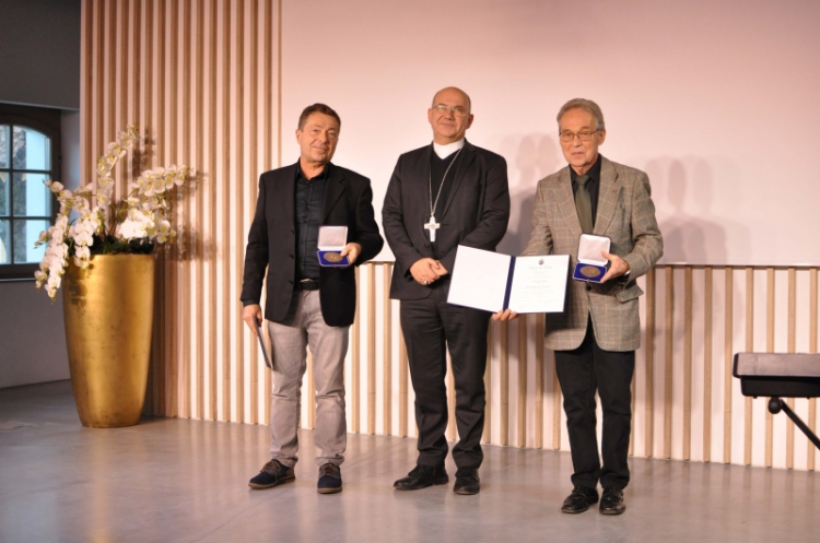 Kiosztották A Váci Egyházmegyéért díjakat