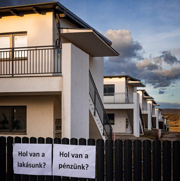 Rétvári Bence segítségét is kérik a lakóparkokba millióikat befektető károsultak – egyelőre hiába