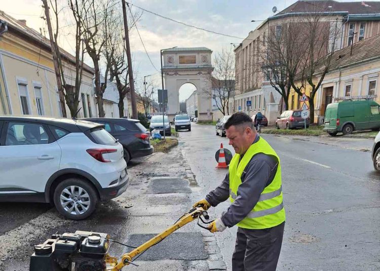 Galéria: így javította a Dózsa György úton az aszfaltot a városfejlesztő