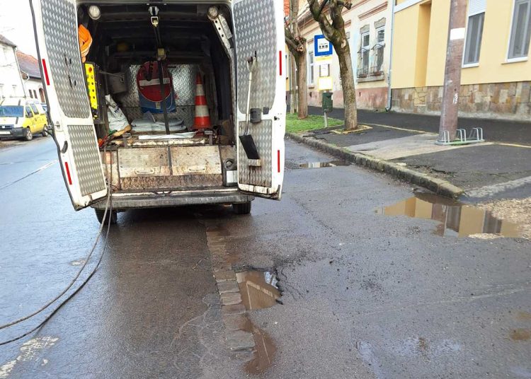 Galéria: így javította a Dózsa György úton az aszfaltot a városfejlesztő