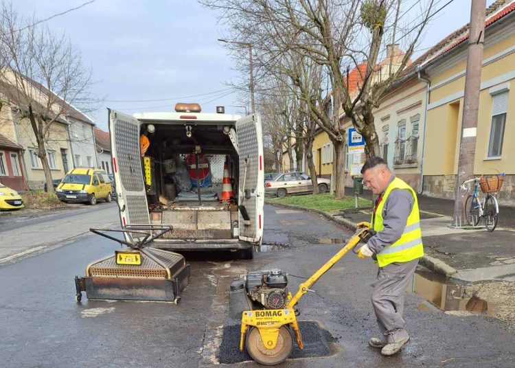 Galéria: így javította a Dózsa György úton az aszfaltot a városfejlesztő