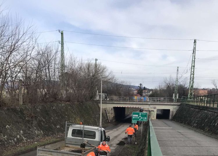 Képek: így zajlott a Honvéd utcai aluljáró tisztítása