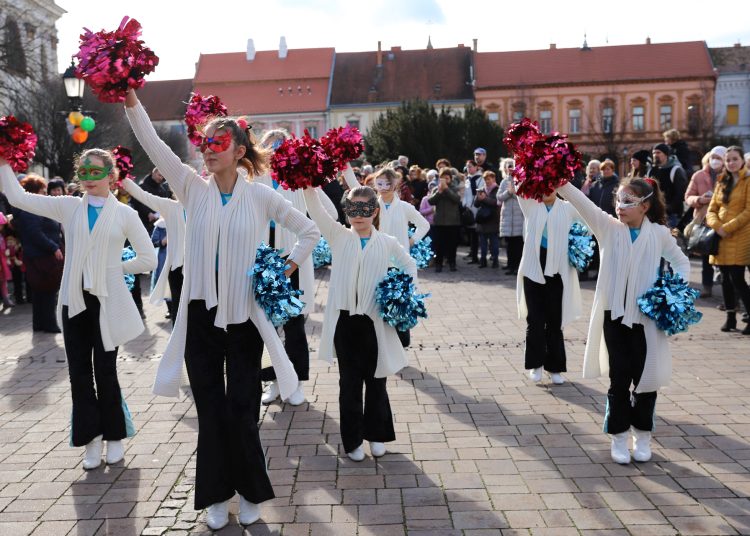 Főtéri Farsangi Forgatag