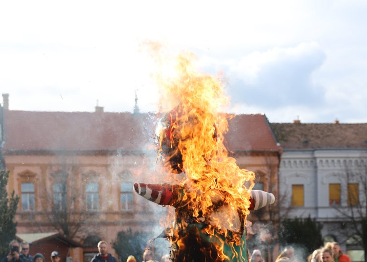 Főtéri Farsangi Forgatag