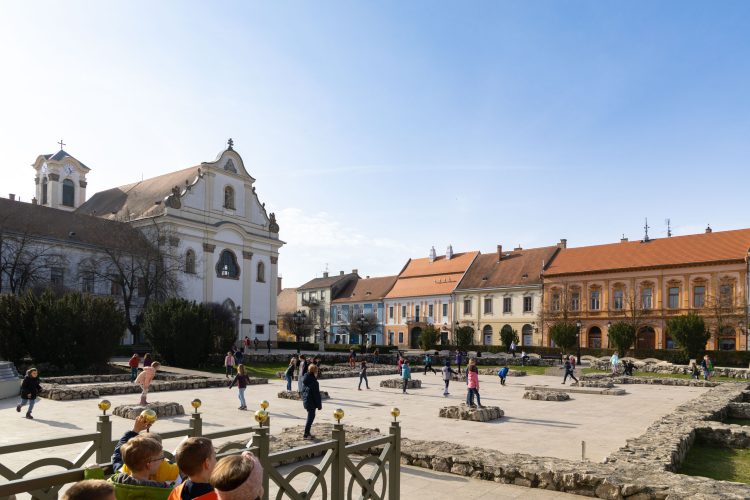 Február 1-től a vendéglátó egységet működtető vállalkozások 1 gépjárműve esetében hosszabb a megengedett várakozás a korlátozott behajtású övezetben