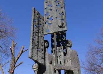 Zászlós nők, csillagok és galambok a történelem viharaiban: a váci Béke-szobor története