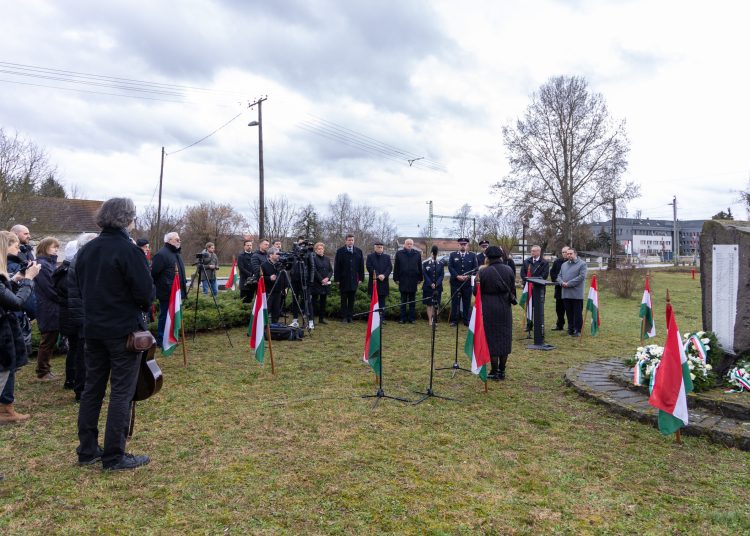 A kommunista diktatúrák áldozatainak emléknapja és a Nemzeti Emlékhelyet, valamint a Nemzeti Sírkertbe sorolt sírhelyeket jelölő okos parcellakövek átadása  alkalmából rendezett ünnepség (képgaléria)