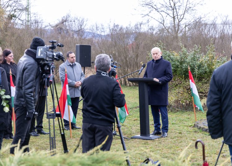 A kommunista diktatúrák áldozatainak emléknapja és a Nemzeti Emlékhelyet, valamint a Nemzeti Sírkertbe sorolt sírhelyeket jelölő okos parcellakövek átadása  alkalmából rendezett ünnepség (képgaléria)