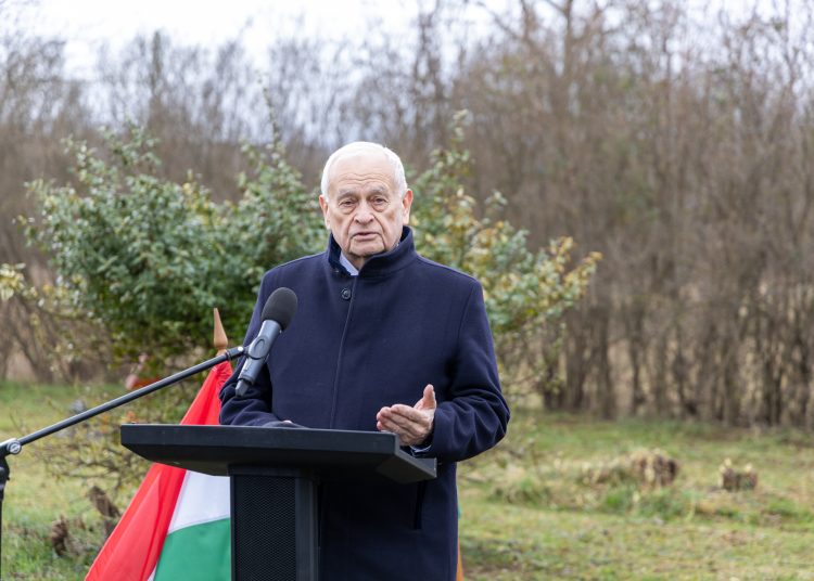 A kommunista diktatúrák áldozatainak emléknapja és a Nemzeti Emlékhelyet, valamint a Nemzeti Sírkertbe sorolt sírhelyeket jelölő okos parcellakövek átadása  alkalmából rendezett ünnepség (képgaléria)