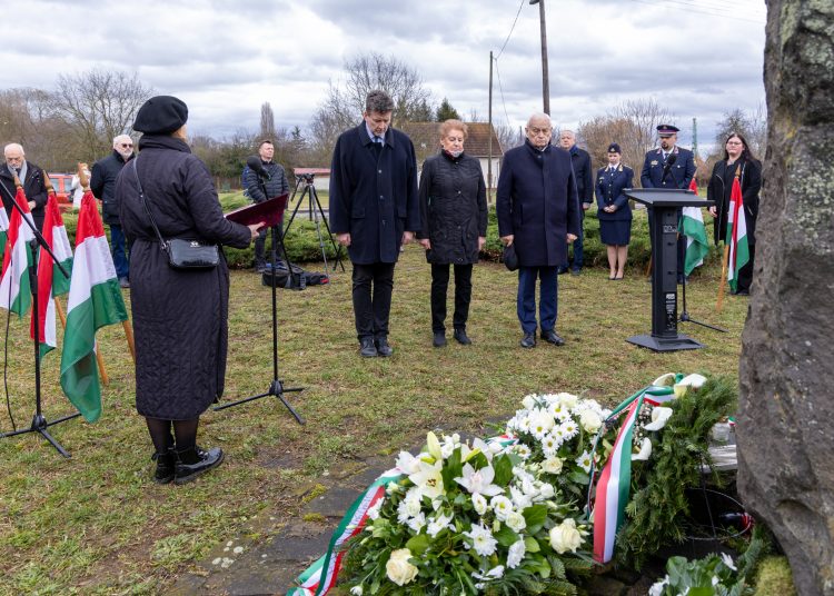 A kommunista diktatúrák áldozatainak emléknapja és a Nemzeti Emlékhelyet, valamint a Nemzeti Sírkertbe sorolt sírhelyeket jelölő okos parcellakövek átadása  alkalmából rendezett ünnepség (képgaléria)
