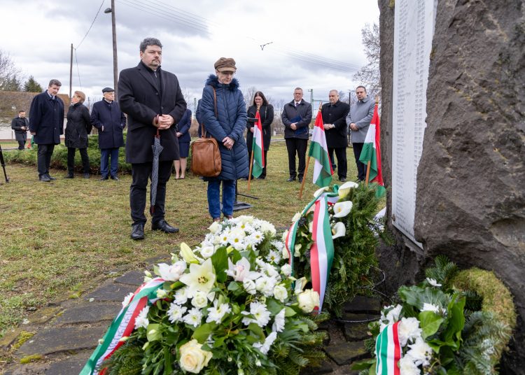 A kommunista diktatúrák áldozatainak emléknapja és a Nemzeti Emlékhelyet, valamint a Nemzeti Sírkertbe sorolt sírhelyeket jelölő okos parcellakövek átadása  alkalmából rendezett ünnepség (képgaléria)