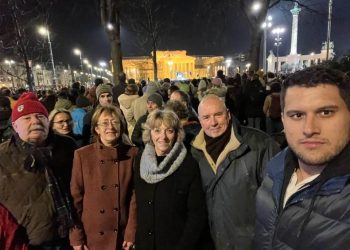 Most az egyszer nem lehetett elsunnyogni – 50 ezren tüntettek péntek este a Hősök terén