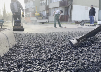Leaszfaltozták az új parkolók csatlakozását a Földváry téren