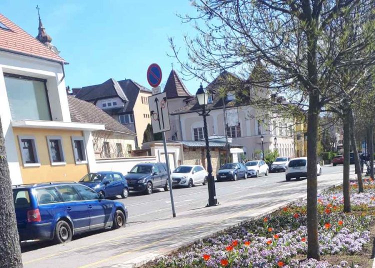 Városszerte zajlik a virágágyások öntözése