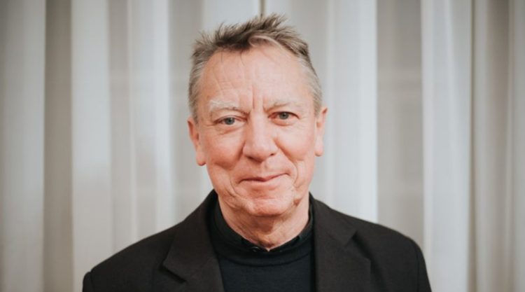 Mindenét elosztogatja az egykori váci püspök