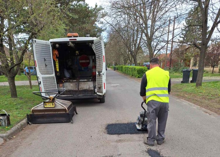 Képek: városszerte javította az utakat a városfejlesztő