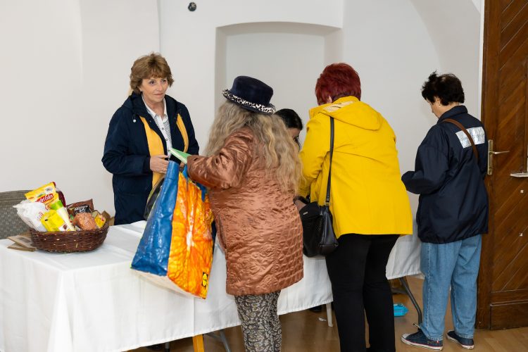 Tojást, sonkát és süteményeket is csomagolt az ingyenes élelmiszerbatyukba a váci önkormányzat