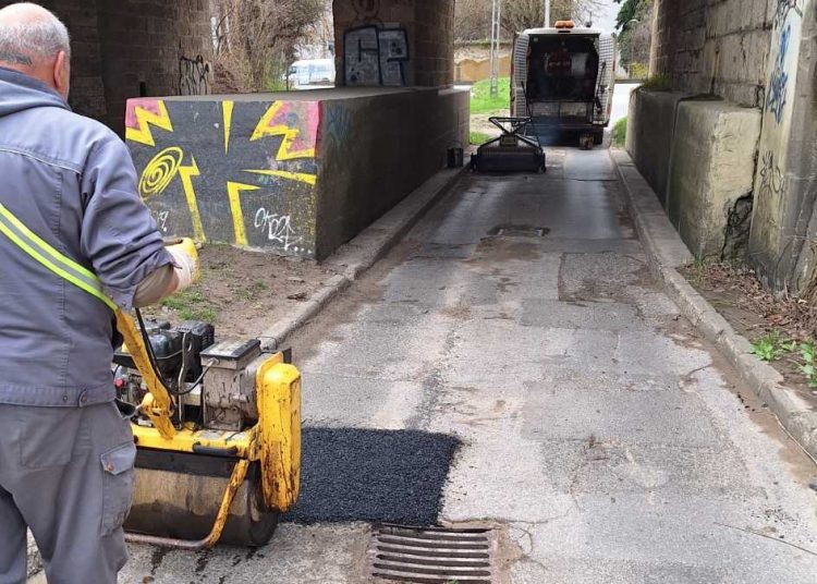 Képek: a Huszár utcában javította az útburkulatot a városfejlesztő