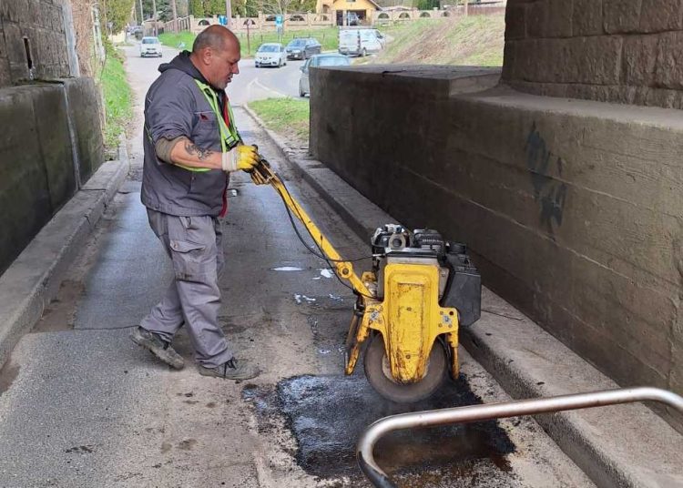 Képek: a Huszár utcában javította az útburkulatot a városfejlesztő