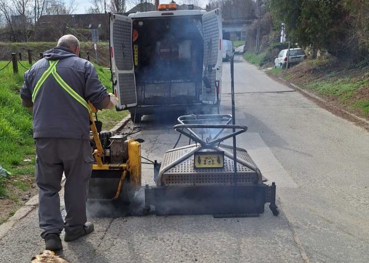 Képek: a Huszár utcában javította az útburkulatot a városfejlesztő