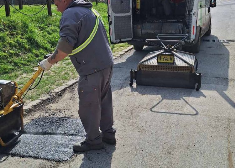 Képek: a Huszár utcában javította az útburkulatot a városfejlesztő