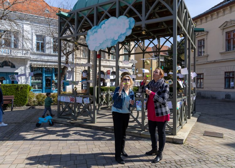 Nagymosás a főtéren