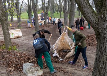Tavaszi nagytakarítás zajlott a Ligetben, és a város közparkjaiban