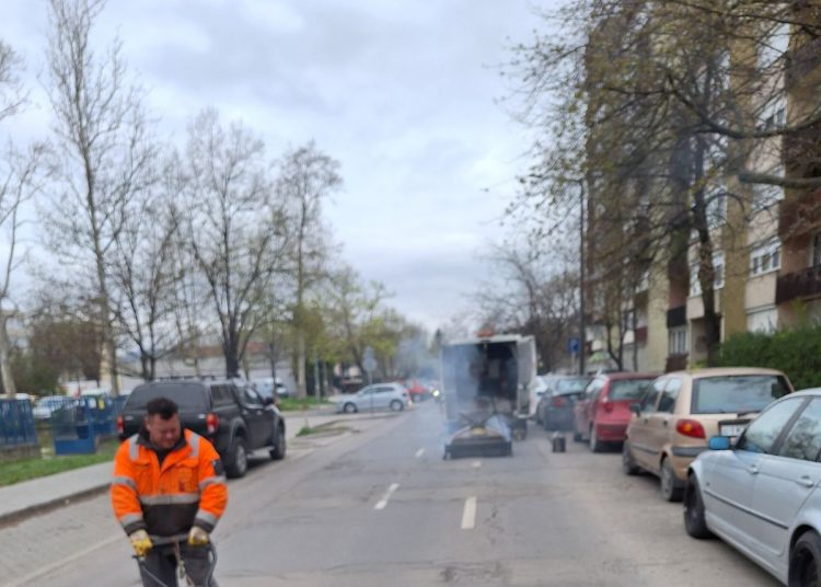 Képek: városszerte javította az utakat a városfejlesztő