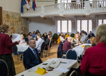 Megtartották az első gyermekvédelmi kerekasztalt Vácon