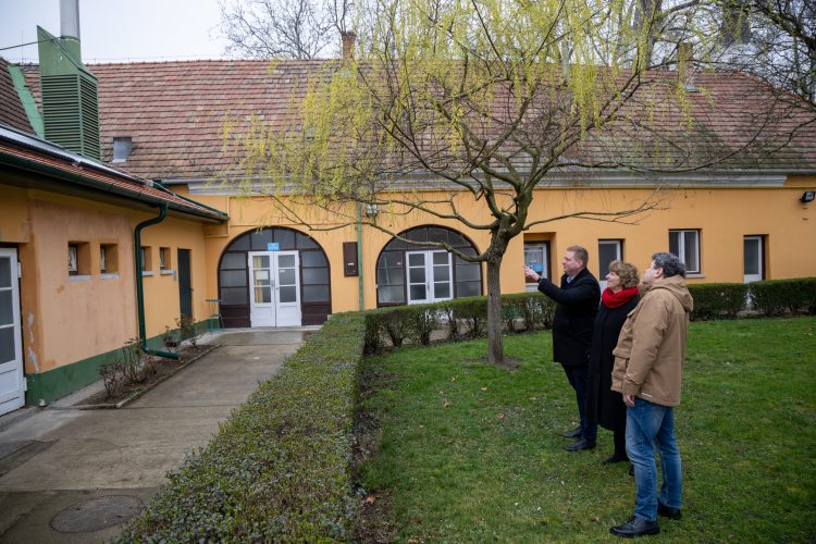 Felújított tető a váci strand öltözői felett