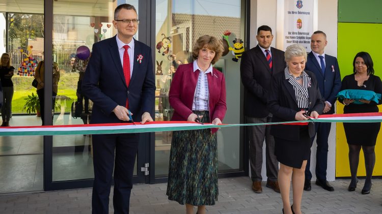 Újabb fontos beruházás Vácon: átadták a Bauer utcai bölcsődét