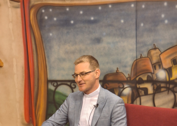 A pap, aki ikonokat fest